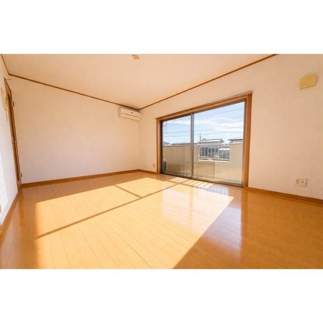 居室・リビング　大きな窓で日当たり良好！