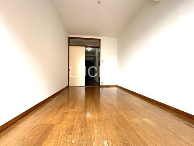 居室・リビング　落ち着いた色味の床材がくつろぎ空間を演出。