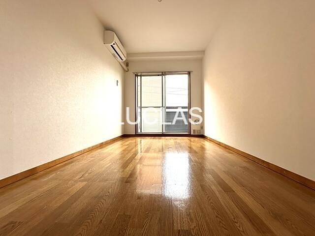 その他部屋・スペース　木目調の床と白の壁紙で暖かみのある居室♪