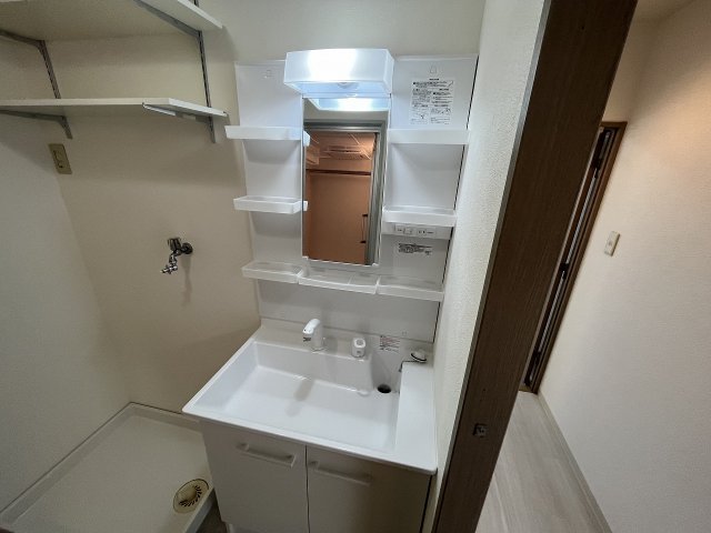 洗面設備　独立洗面台あり、毎朝おしゃれに忙しい女性の方におすすめです