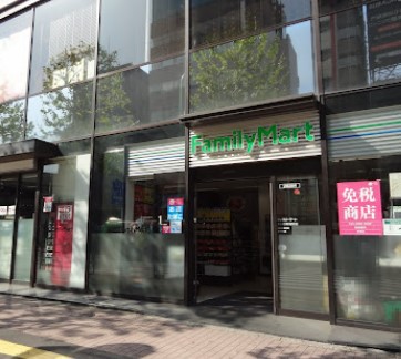 コンビニ　ファミリーマートメトロ新橋駅店（コンビニ）まで130m