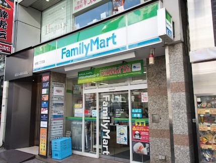 コンビニ　ファミリーマート新橋二丁目店（コンビニ）まで126m