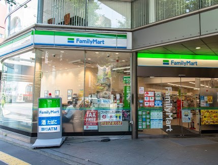 コンビニ　ファミリーマート銀座中央通り店（コンビニ）まで176m