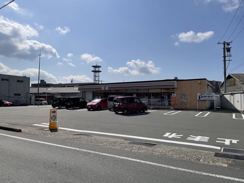 コンビニ　セブンイレブン山口朝田店（コンビニ）まで972m