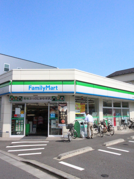 コンビニ　ファミリーマート（コンビニ）まで151m