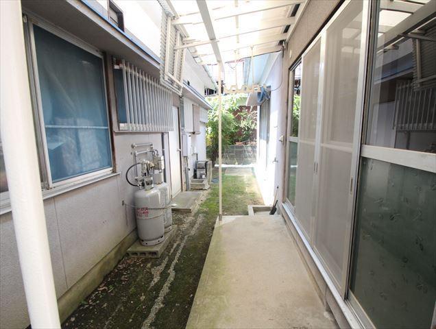 庭　松山市ひばりヶ丘　借家　犬走り
