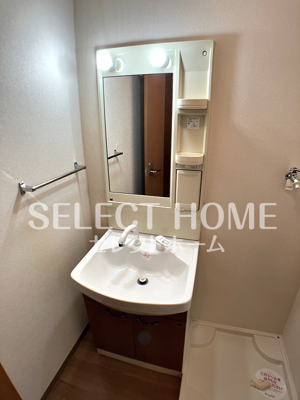 洗面設備　同型タイプ 独立洗面台あり、毎朝おしゃれに忙しい女性の方にお