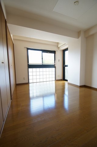 居室・リビング　「落ち着いた色合いの床材を使用した居住空間」