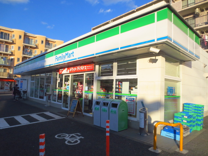 コンビニ　ファミリーマート（コンビニ）まで500m