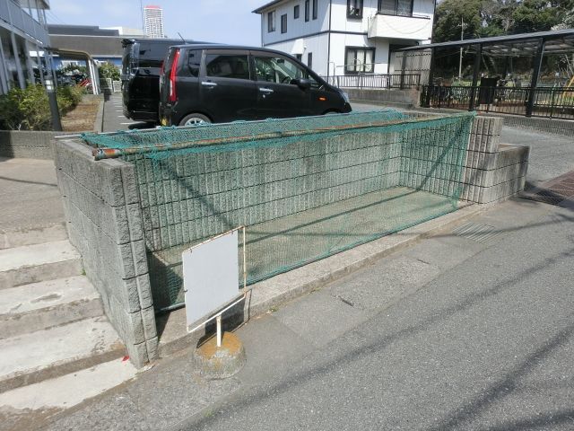 エントランス　敷地内ゴミ捨て場があるので便利ですね