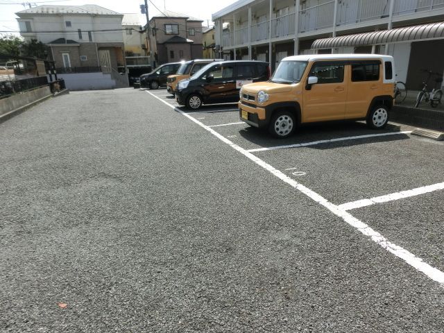 駐車場　広々、駐車場で駐車もらくらくですね