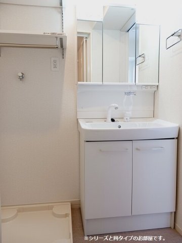 洗面設備　明るい洗面所です