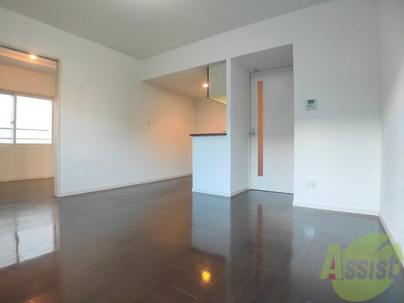 居室・リビング　白さが清潔感を出してくれます。お部屋も明るいですね。