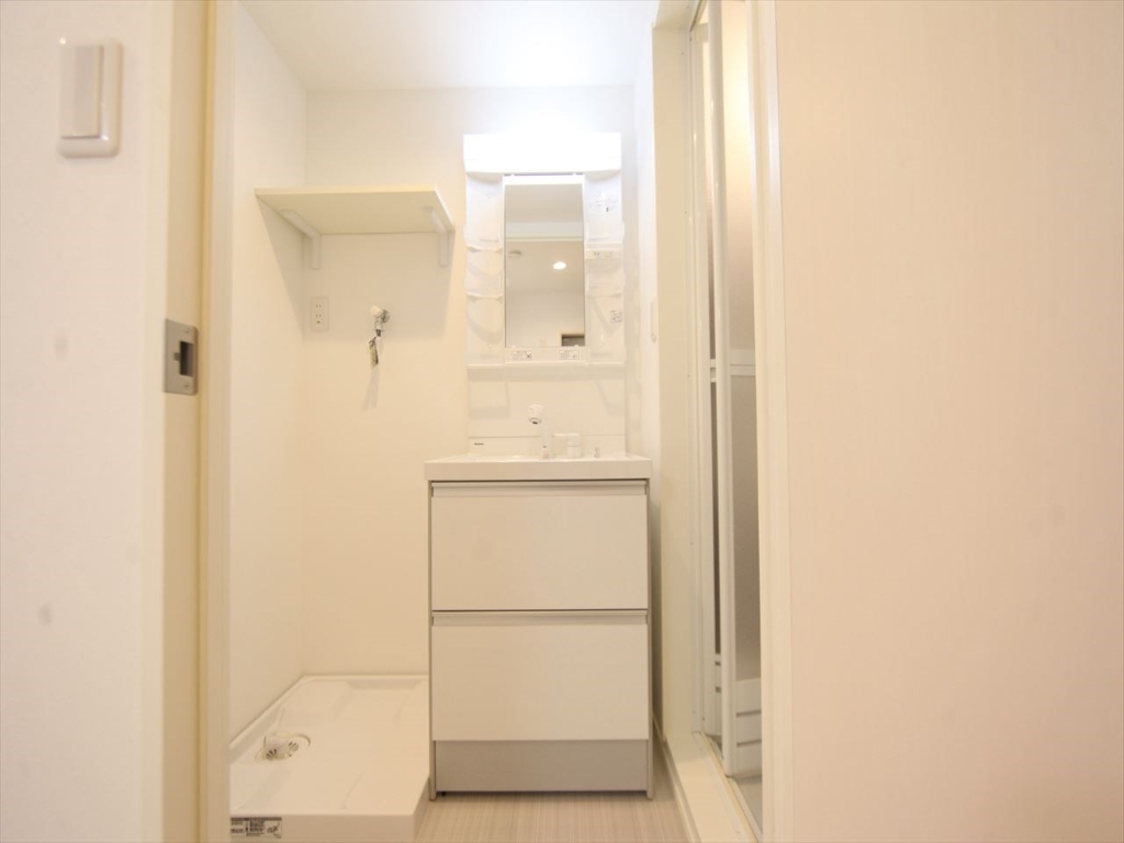洗面設備　脱衣所　独立洗面台（シャンプードレッサー付）収納スペース有