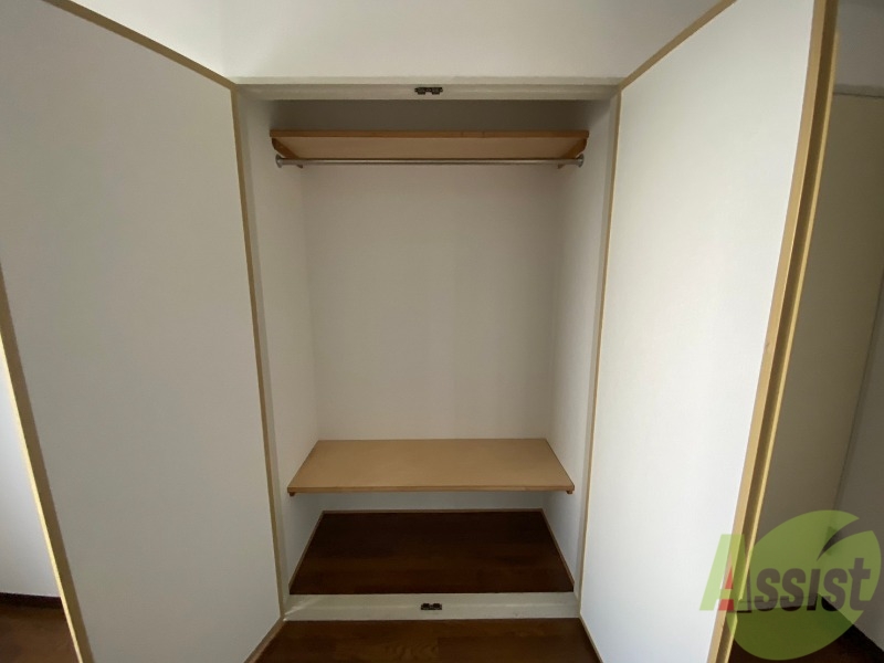 収納　こちらの収納にはハンガーをかけて服もしまえますね。