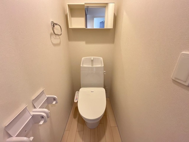 トイレ　※新築のためイメージ写真です。建具等の色・仕様は相違ございま