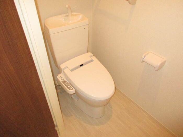トイレ　もちろん温水洗浄暖房便座です