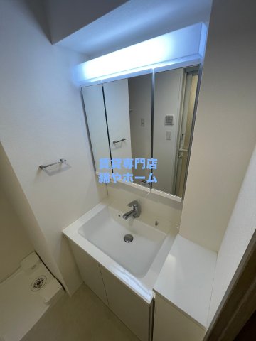 洗面設備　独立洗面台、朝の身支度には欠かせません