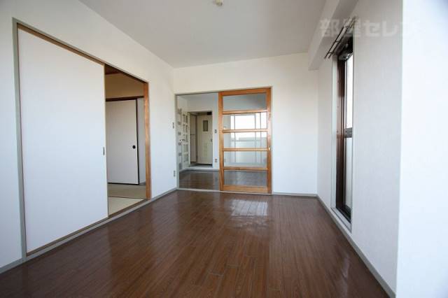 居室・リビング　角部屋の写真を参照