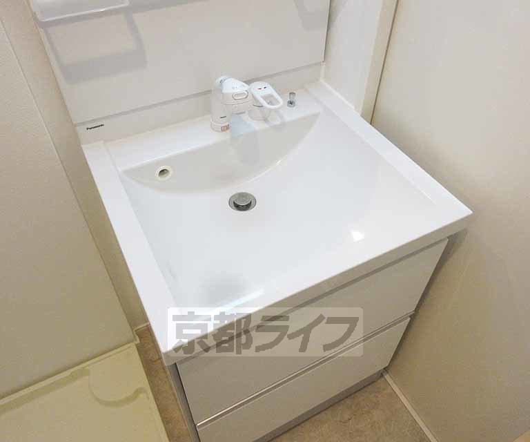 洗面設備　とっても綺麗な洗面台です。