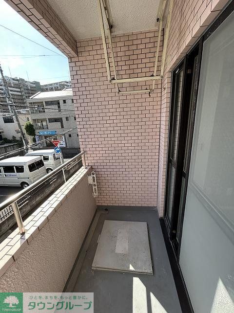 バルコニー　同じお建物の既にリフォーム完了したイメージ画像です。