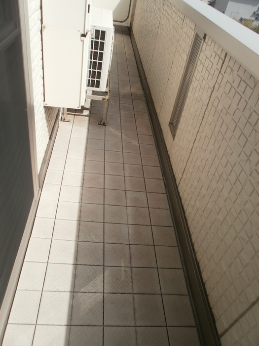 バルコニー　暖かな日差しのふりそそぐバルコニー