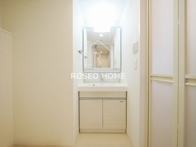 洗面設備　同マンション別部屋：参考写真