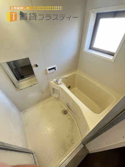 バス・シャワールーム　お風呂にも窓があります。通気性良好でカビ対策にもなりますね。