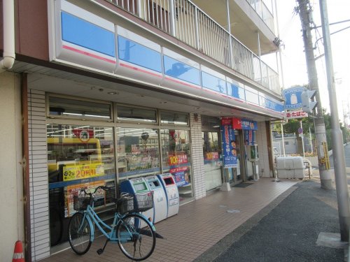 コンビニ　ローソン 旭町店（コンビニ）まで825m