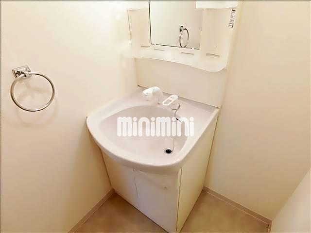 洗面設備　朝の支度もスムーズな独立洗面台。