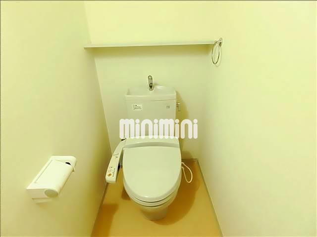 トイレ　温水洗浄便座付きのトイレ。