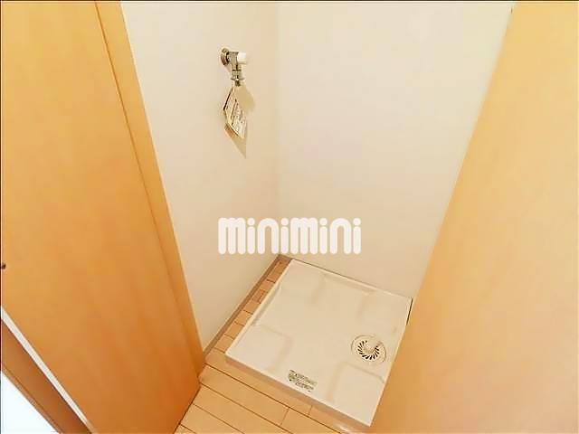 その他設備　洗濯機置場には扉付きです。