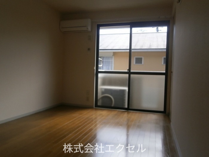 居室・リビング　エアコン完備で一年中快適にお過ごしいただけます。