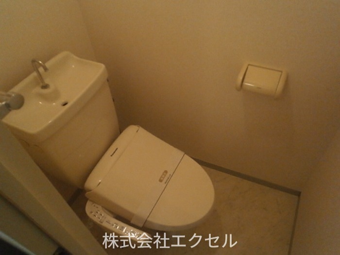 トイレ　温水洗浄便座です。