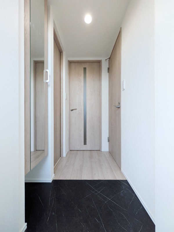 玄関　※別部屋参考写真