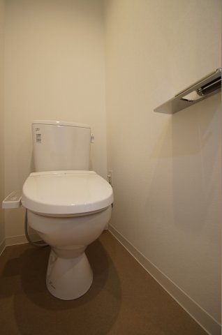 トイレ　温水洗浄便座つきトイレです。
