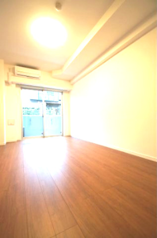 居室・リビング　落ち着いた色合いの床材を使用した居住空間です。