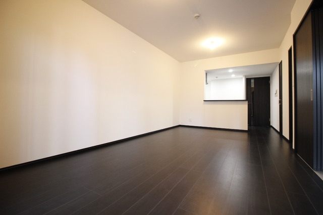 居室・リビング　★シックな雰囲気のＬＤＫ♪１５．４帖の広さは嬉しいですね★