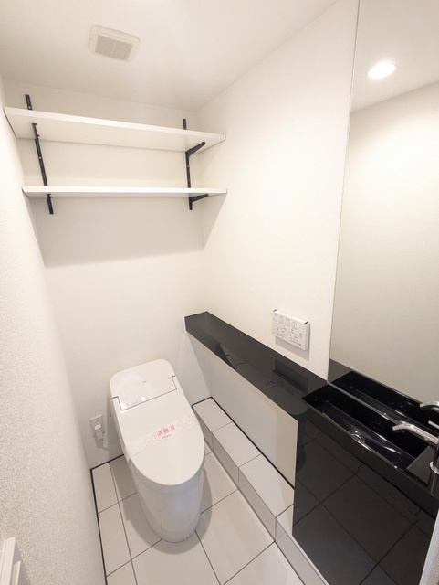 トイレ　嬉しい温水洗浄便座付き