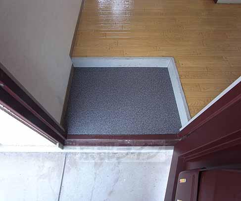 玄関　靴脱ぎやすいです。