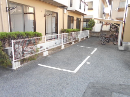 駐車場　駐車場があるので、車を買う予定の方も安心です