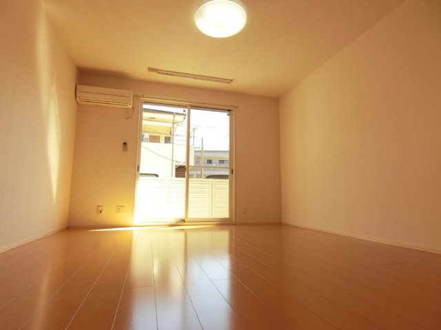 居室・リビング　同物件別号室のものです。