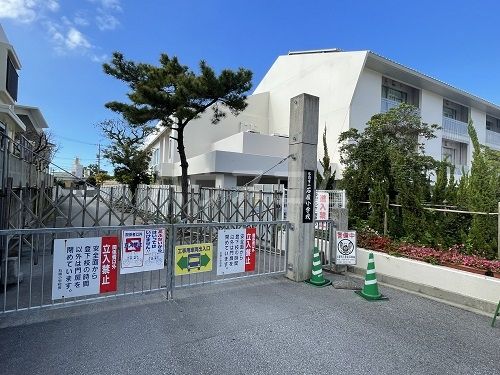 小学校　那覇市立石嶺小学校（小学校）まで328m