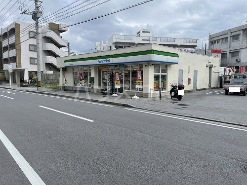コンビニ　ファミリーマート 石嶺小学校前店（コンビニ）まで267m