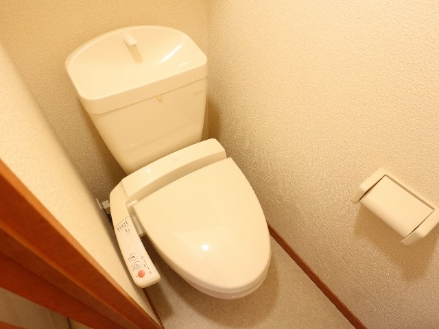 トイレ　落ち着いた色調のトイレです