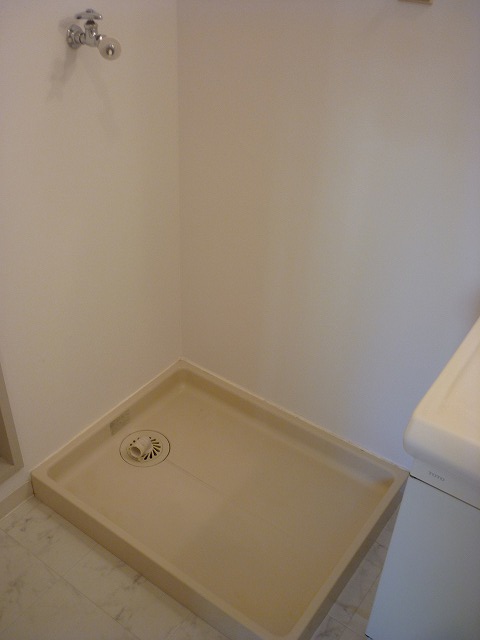 その他設備　防水パン付きの洗濯機置場です。