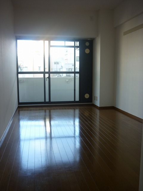 居室・リビング　落ち着いた色合いの床材を使用した居住空間です。