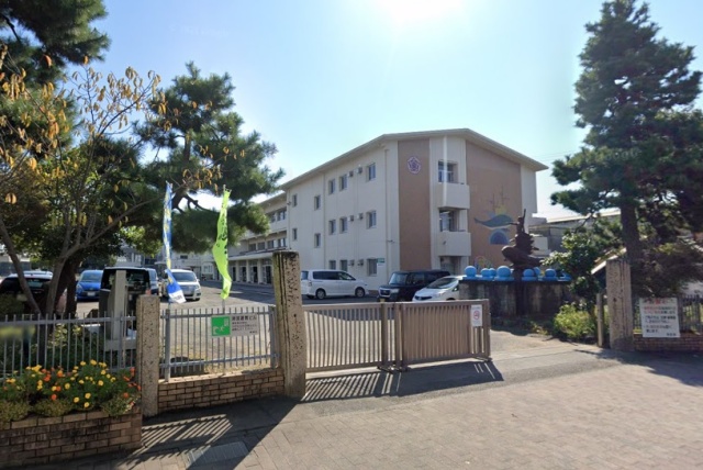 小学校　焼津市立焼津東小学校（小学校）まで677m