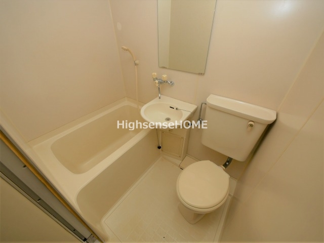 バス・シャワールーム　コンパクトで使いやすいお風呂です