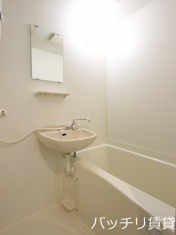 バス・シャワールーム　同型タイプの為、現状を優先致します。